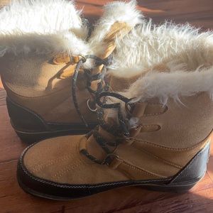 Gently used women’s furry snow boots.  Great condition!